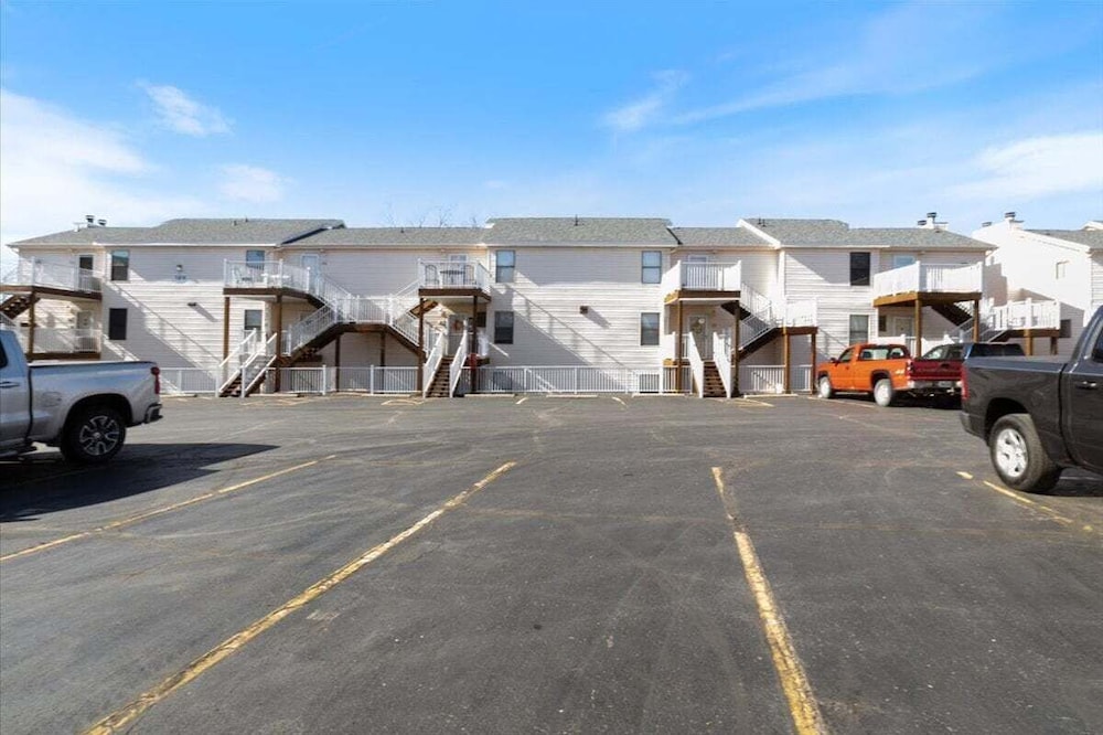 Spacious Family Friendly 3 Bed/3 Bath w/ Amazing Views, Lakeside Pool, & Boat Slip