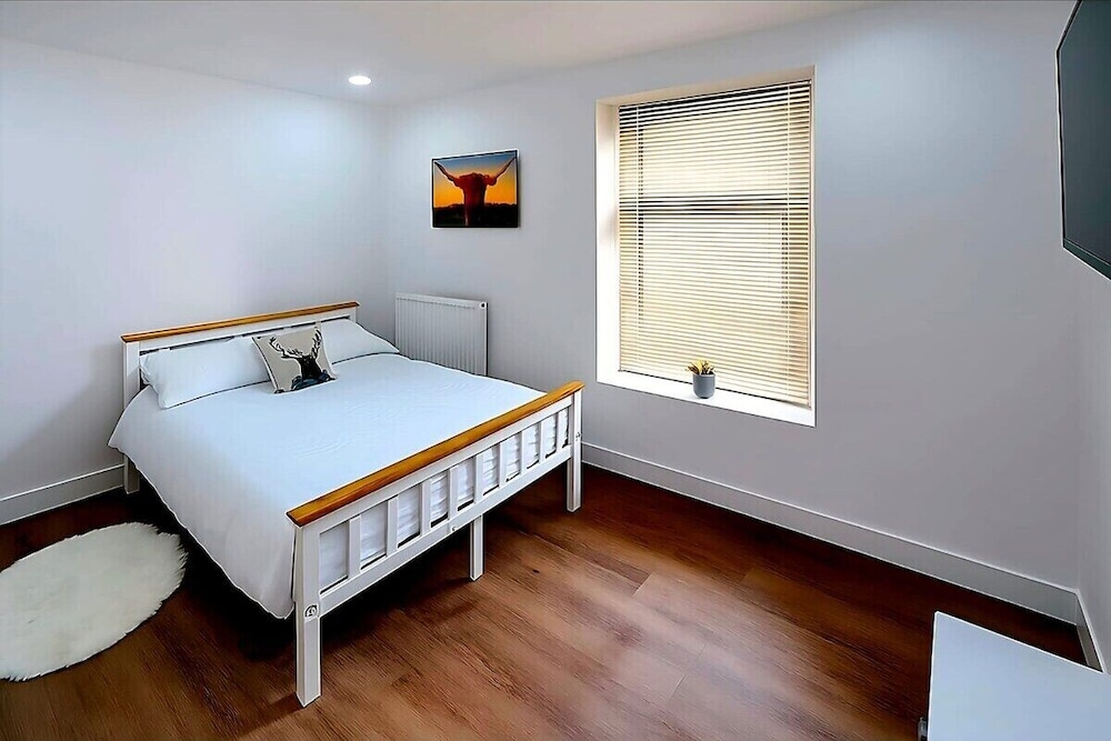 Modern Comforts 4 Bedroom Home for Work & Play