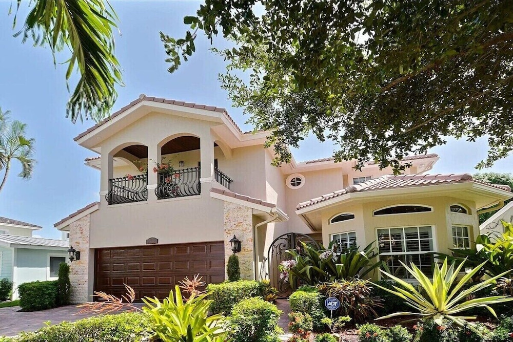5 Bedroom Luxury Home, Minutes to Las Olas, Shops & Beach