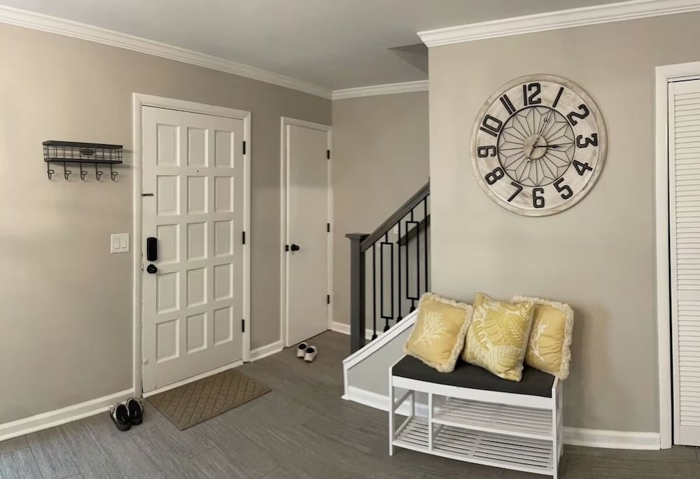 Bright 2BR Townhome Pool & Beach Minutes Away