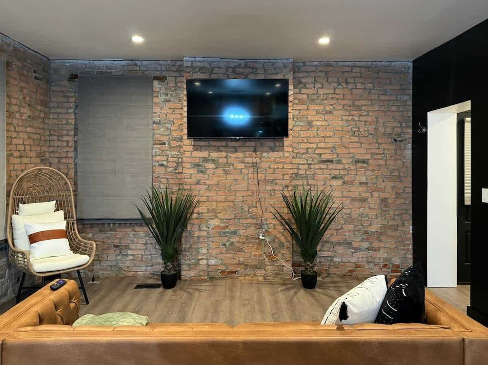 Jungle House Downtown Columbus – Modern Boutique Suites
