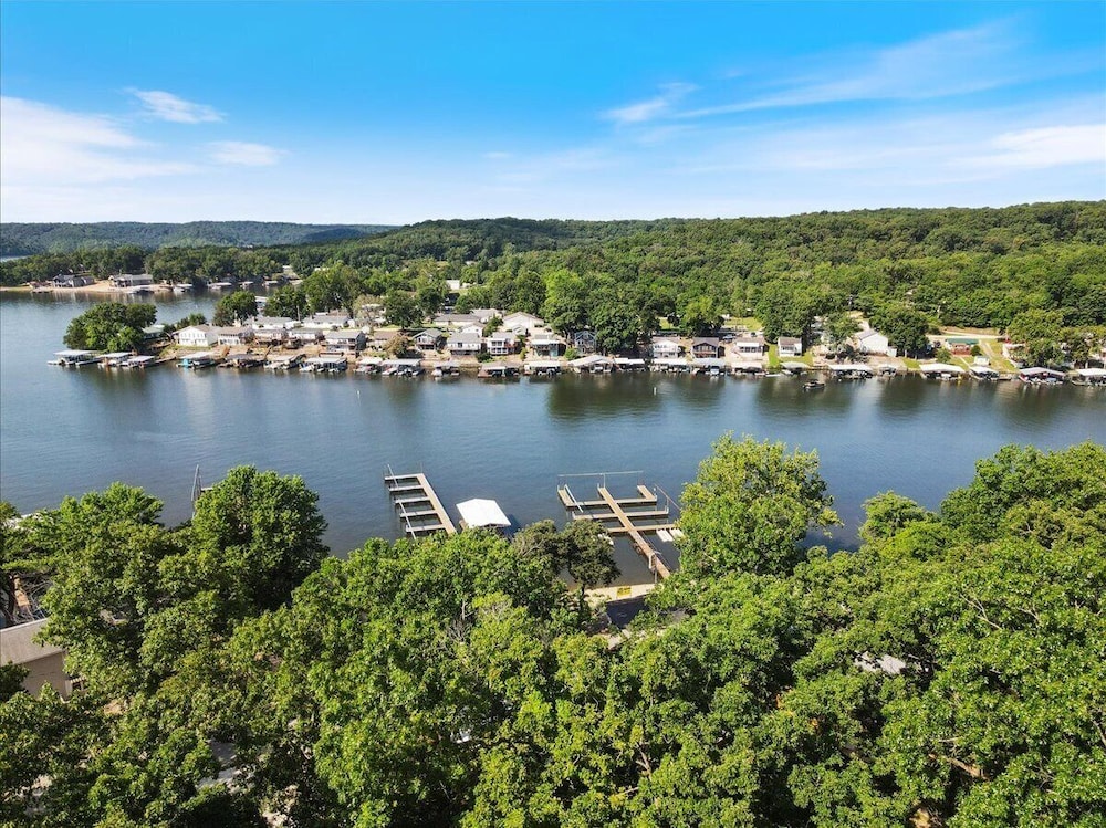 Lakefront Home in a Quiet Cove, Private Dock, Outdoor Dining & Fishing