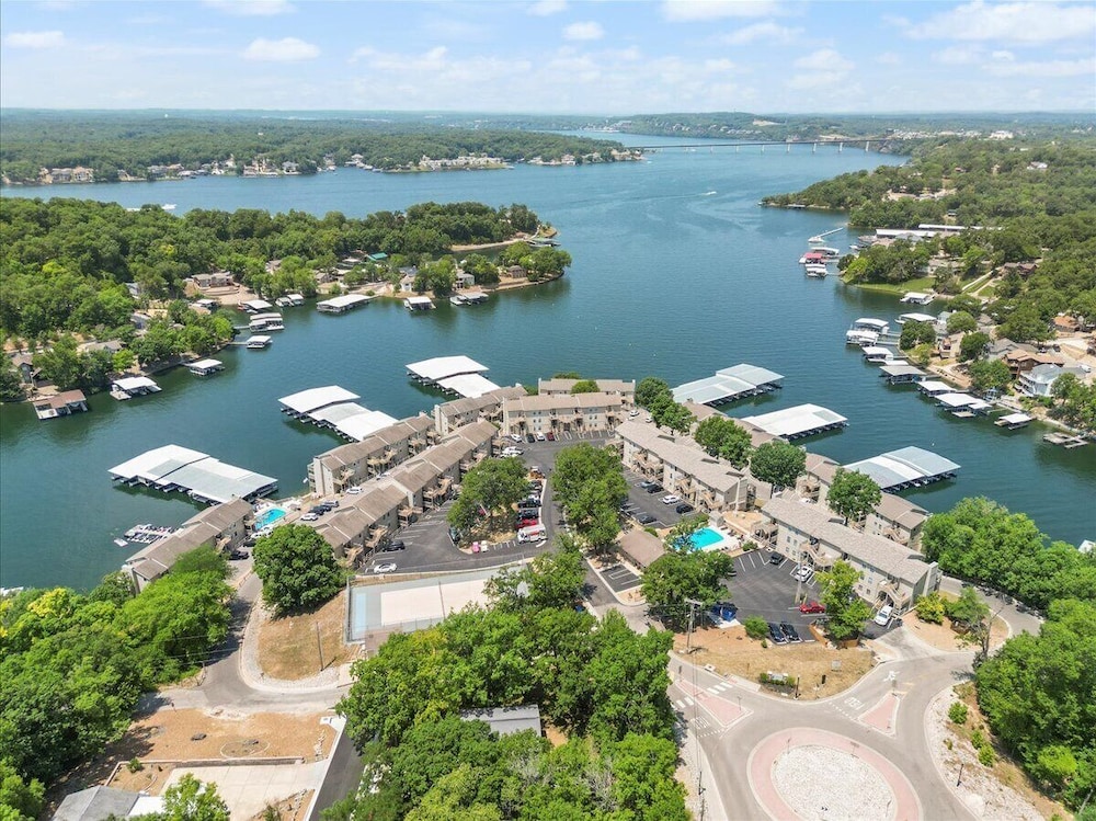 Lakefront Condo w/ Screened Patio, 3 Pools, Boat Slip in Osage Beach