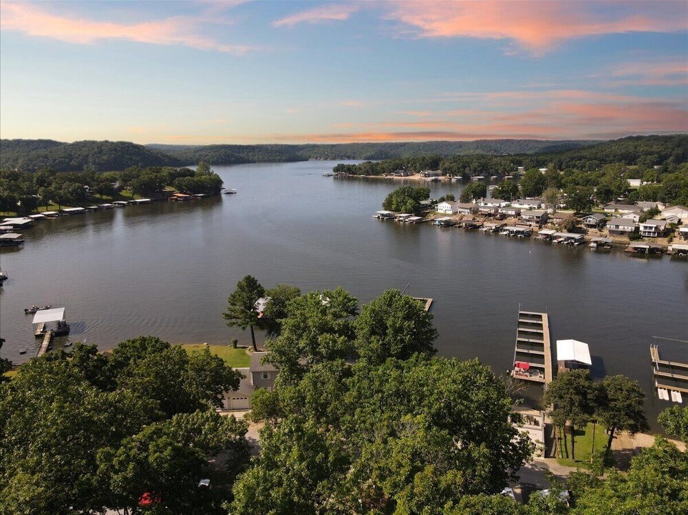 Lakefront Home in a Quiet Cove, Private Dock, Outdoor Dining & Fishing