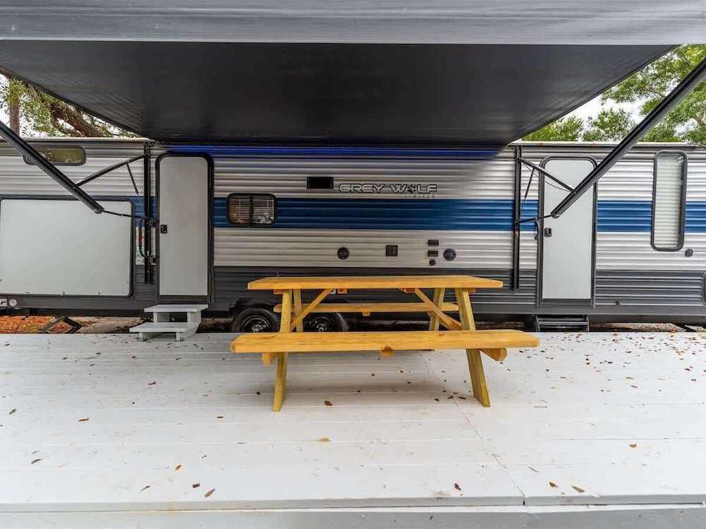 RV in Tampa Great Location Cost pet Friendly