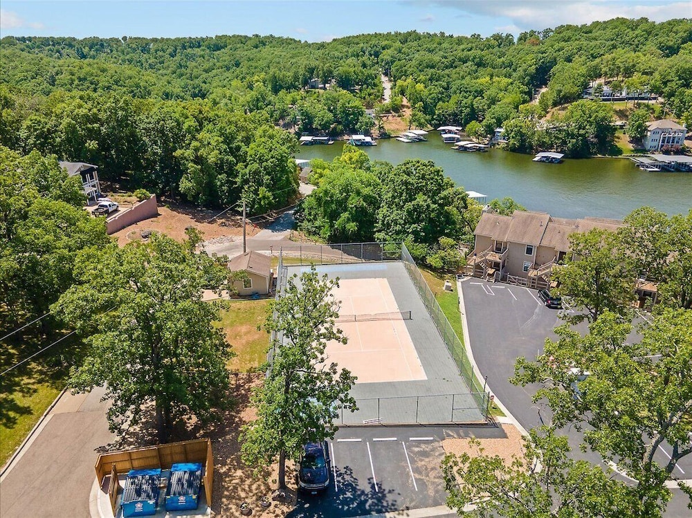 Lakefront Condo w/ Screened Patio, 3 Pools, Boat Slip in Osage Beach