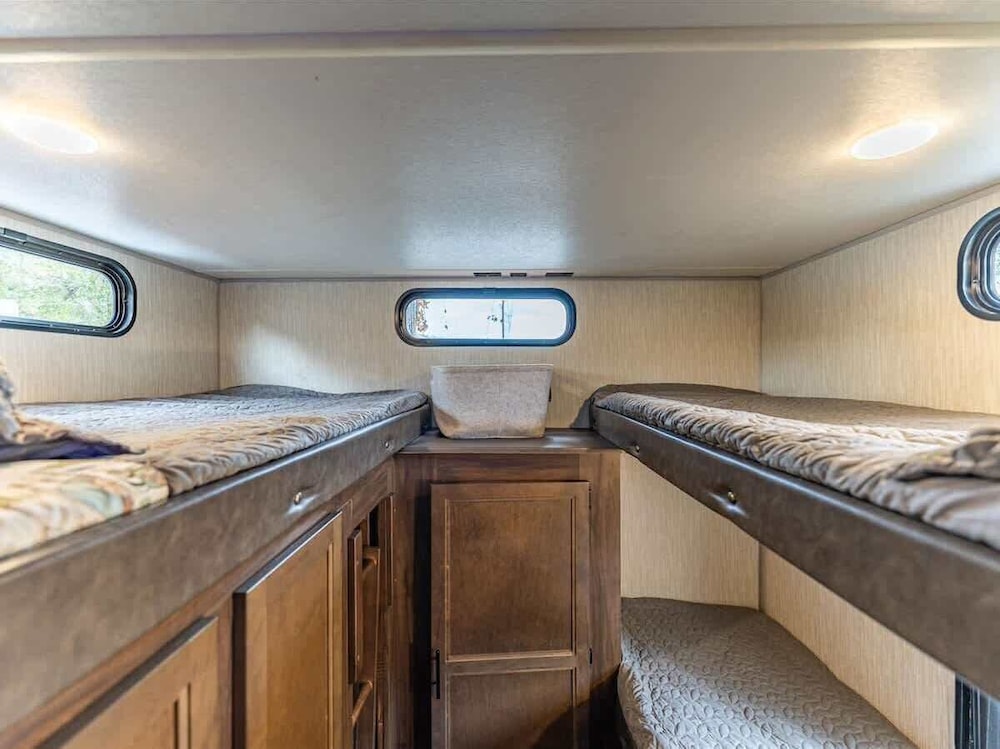 RV in Tampa Great Location Cost pet Friendly