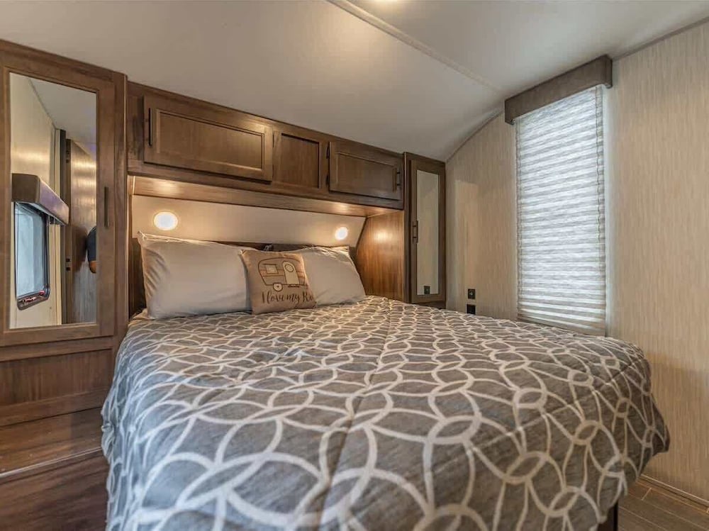 RV in Tampa Great Location Cost pet Friendly