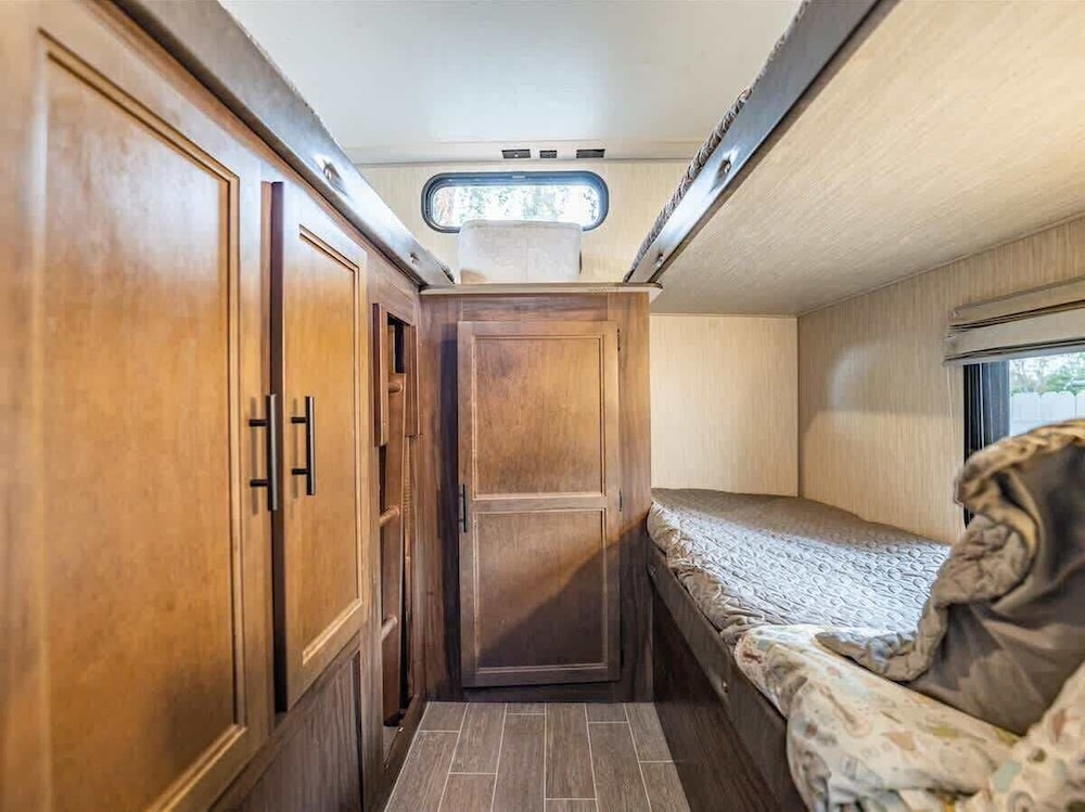 RV in Tampa Great Location Cost pet Friendly