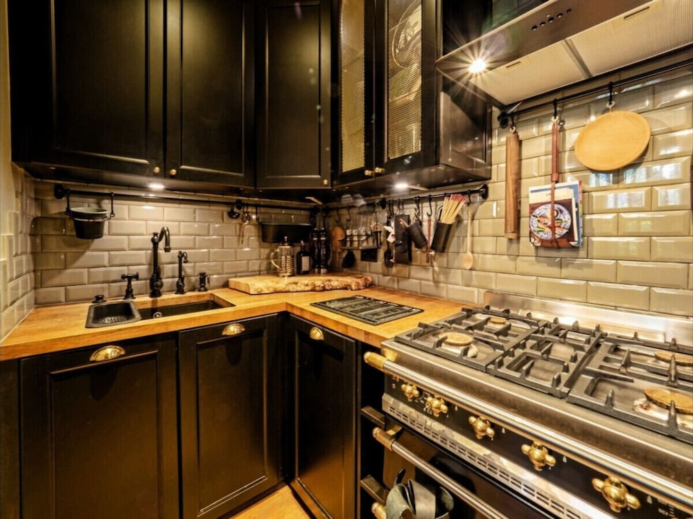 Holland Park Classic High Ceilings Luxury 2 Bed