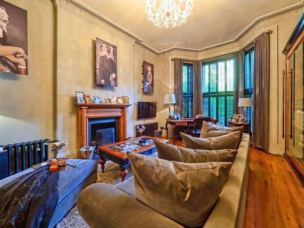 Holland Park Classic High Ceilings Luxury 2 Bed