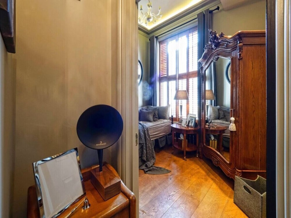 Holland Park Classic High Ceilings Luxury 2 Bed