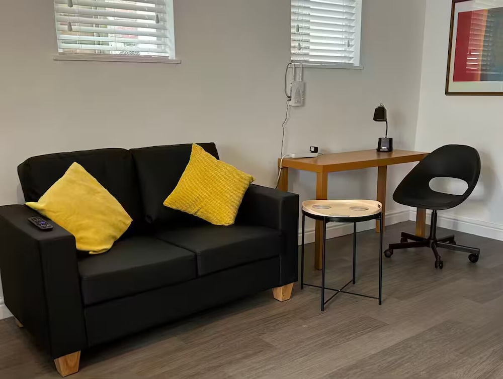 Stunning 1BR Apt in Central Cheltenham