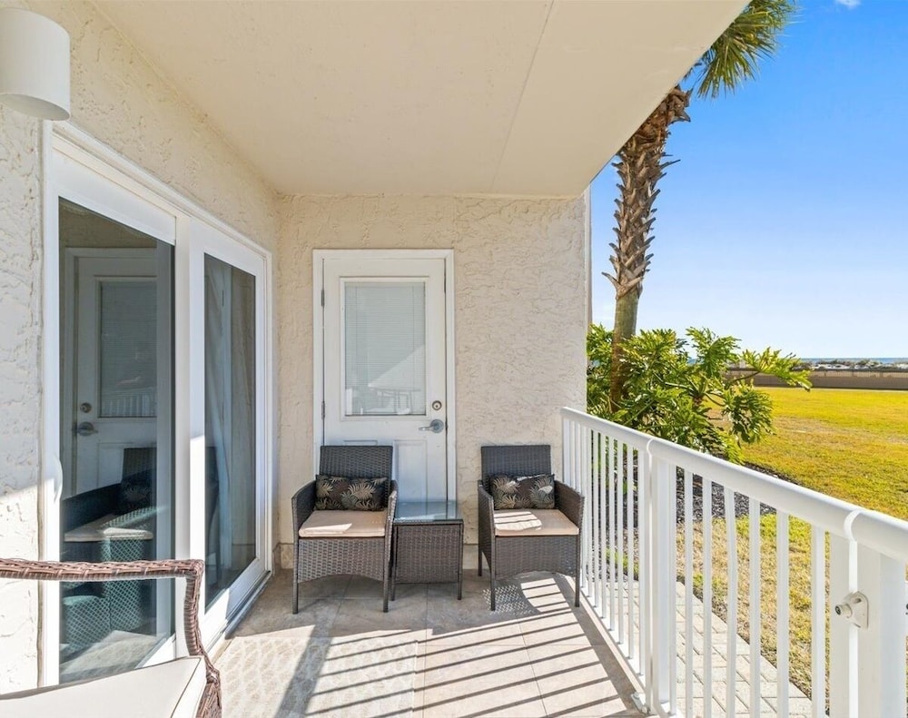 Holiday Surf & Racquet Club 118 2 Bedroom Condo by RedAwning