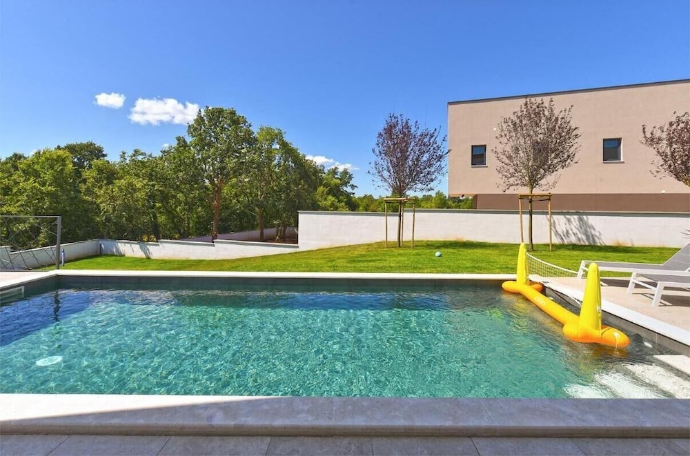 Spacious Villa With Pool and Garden in Stokovci