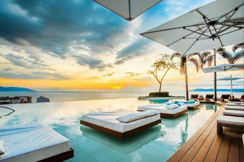 Soho PV Stunning Views Luxury Heated Rooftop Pool