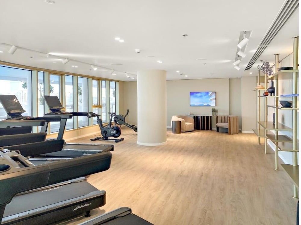 KeyRock - Grand Bleu Apt with Palm View