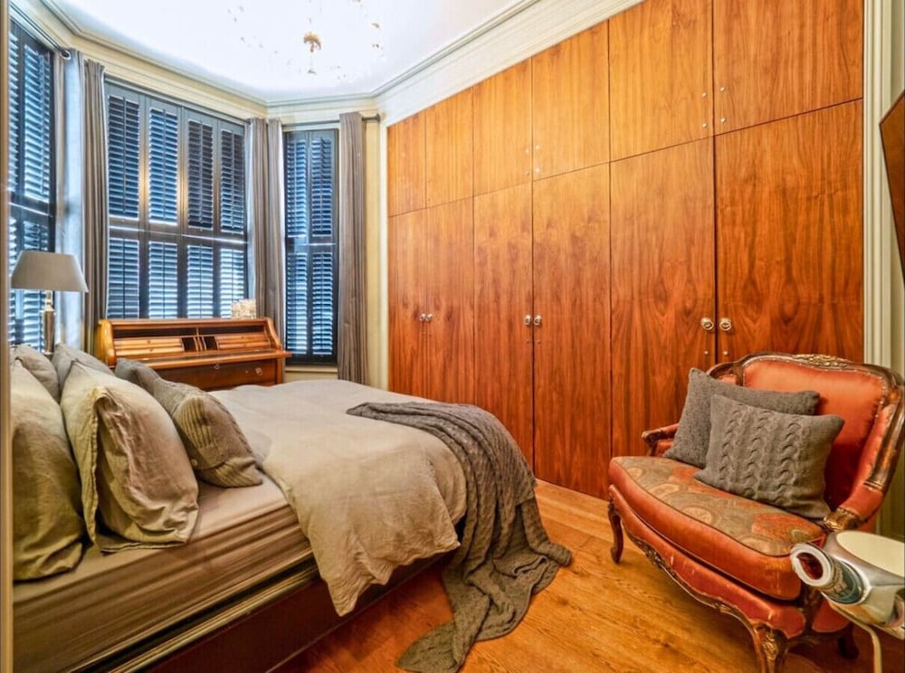 Holland Park Classic High Ceilings Luxury 2 Bed