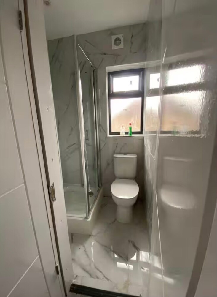 2 bed Sunny London Apartment - Sleeps 4 & Parking