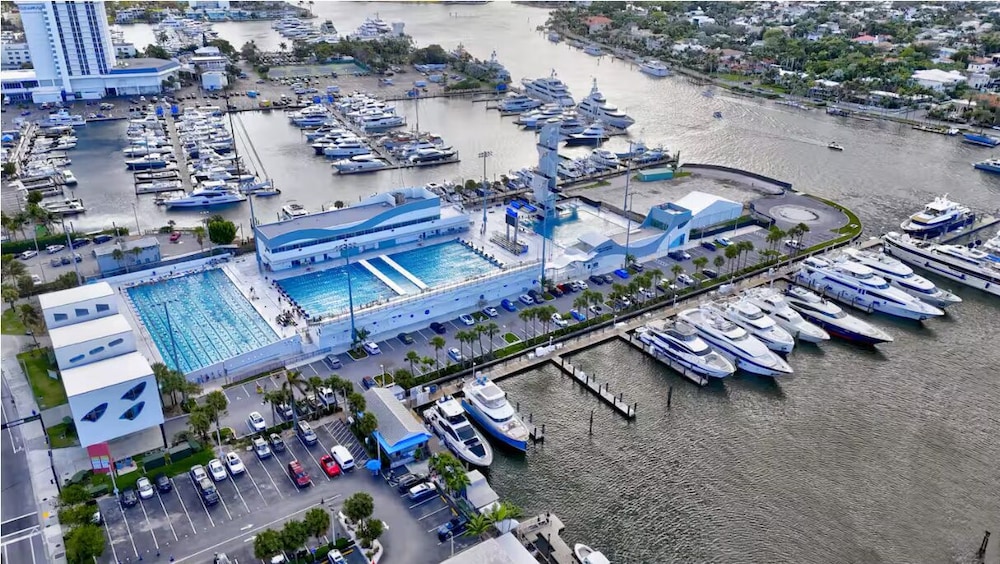 Sophisticated 2BR1BA Short Walk to Beach