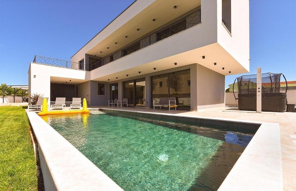 Spacious Villa With Pool and Garden in Stokovci