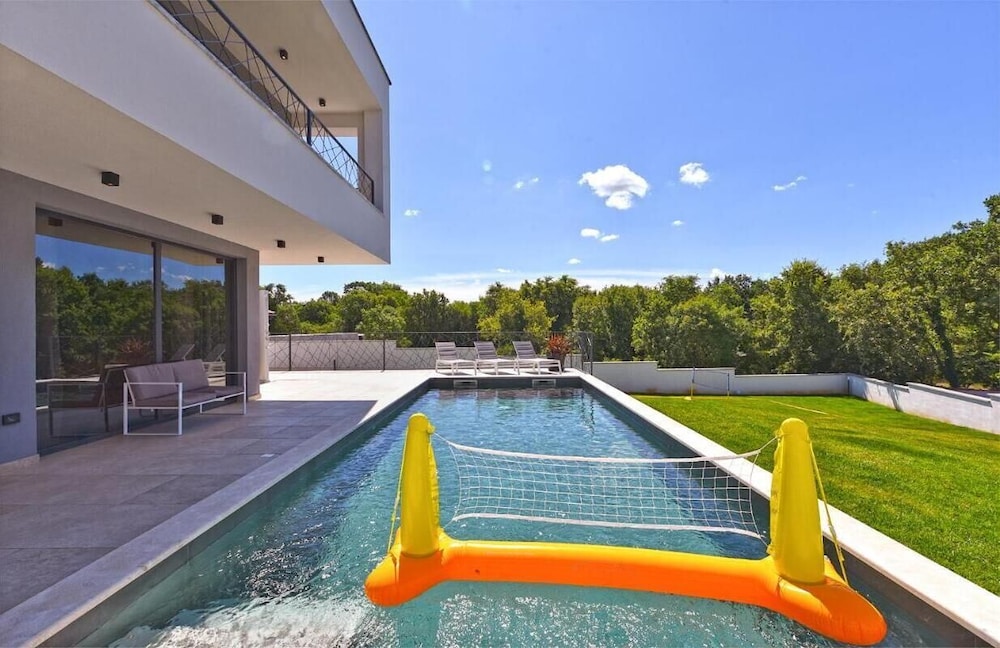 Spacious Villa With Pool and Garden in Stokovci