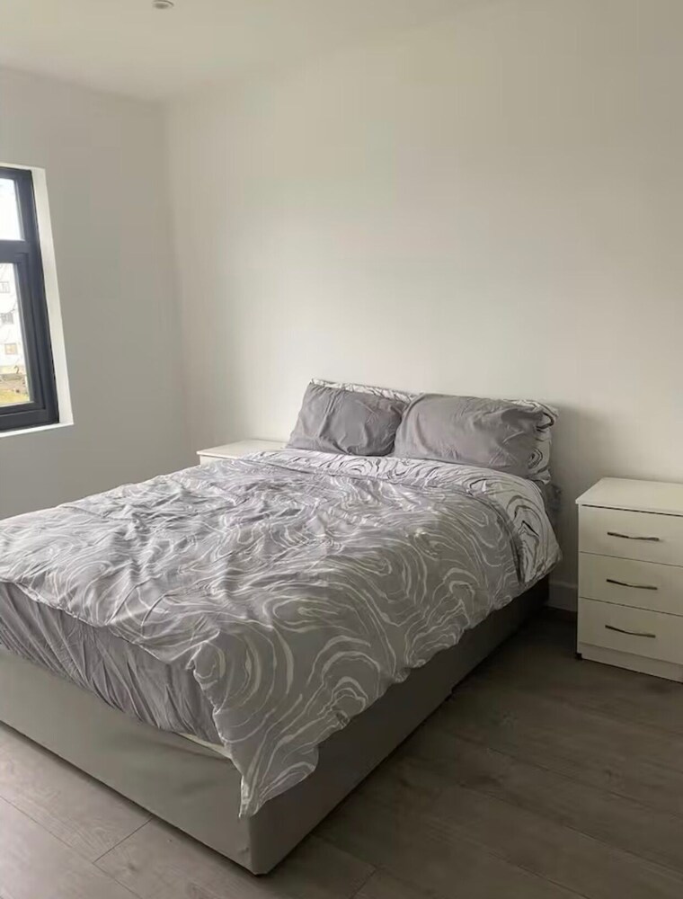 2 bed Sunny London Apartment - Sleeps 4 & Parking