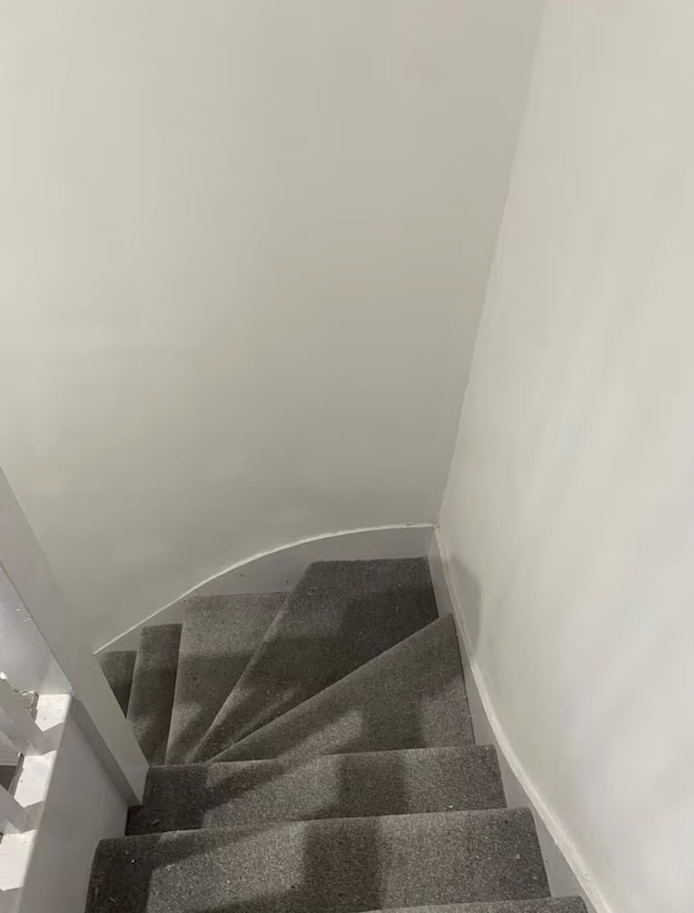 2 bed Sunny London Apartment - Sleeps 4 & Parking
