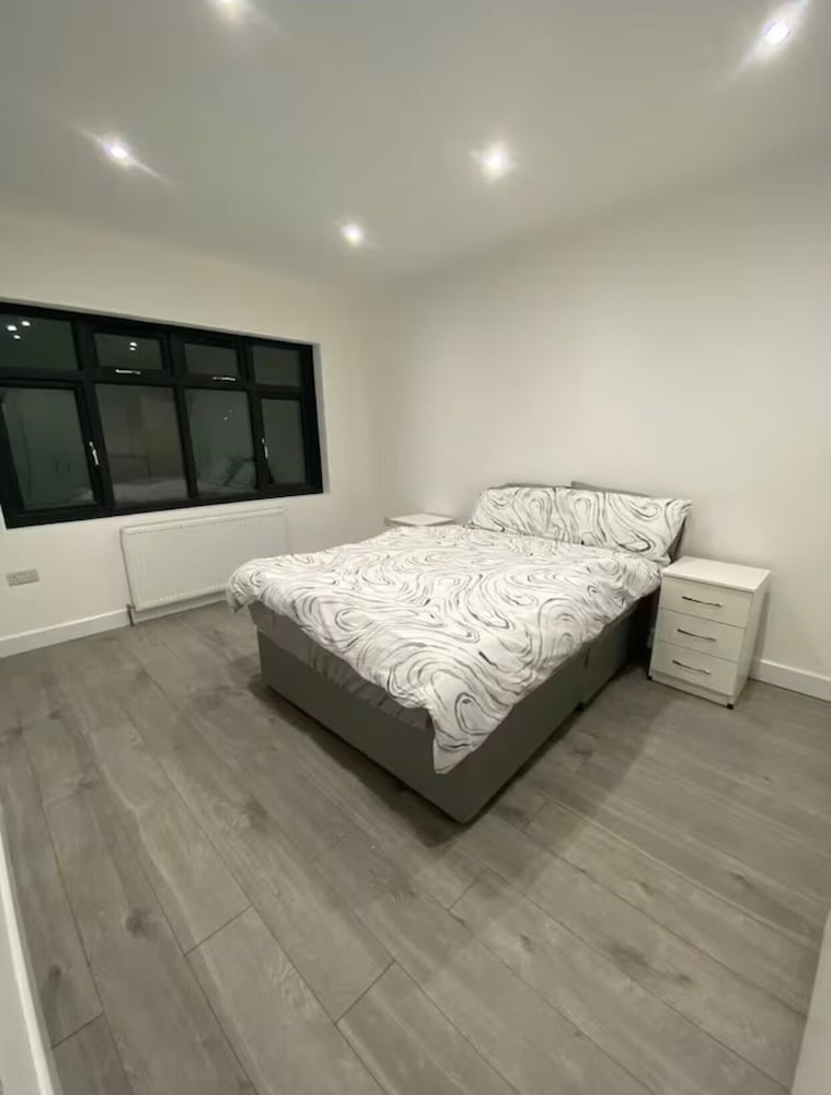 2 bed Sunny London Apartment - Sleeps 4 & Parking