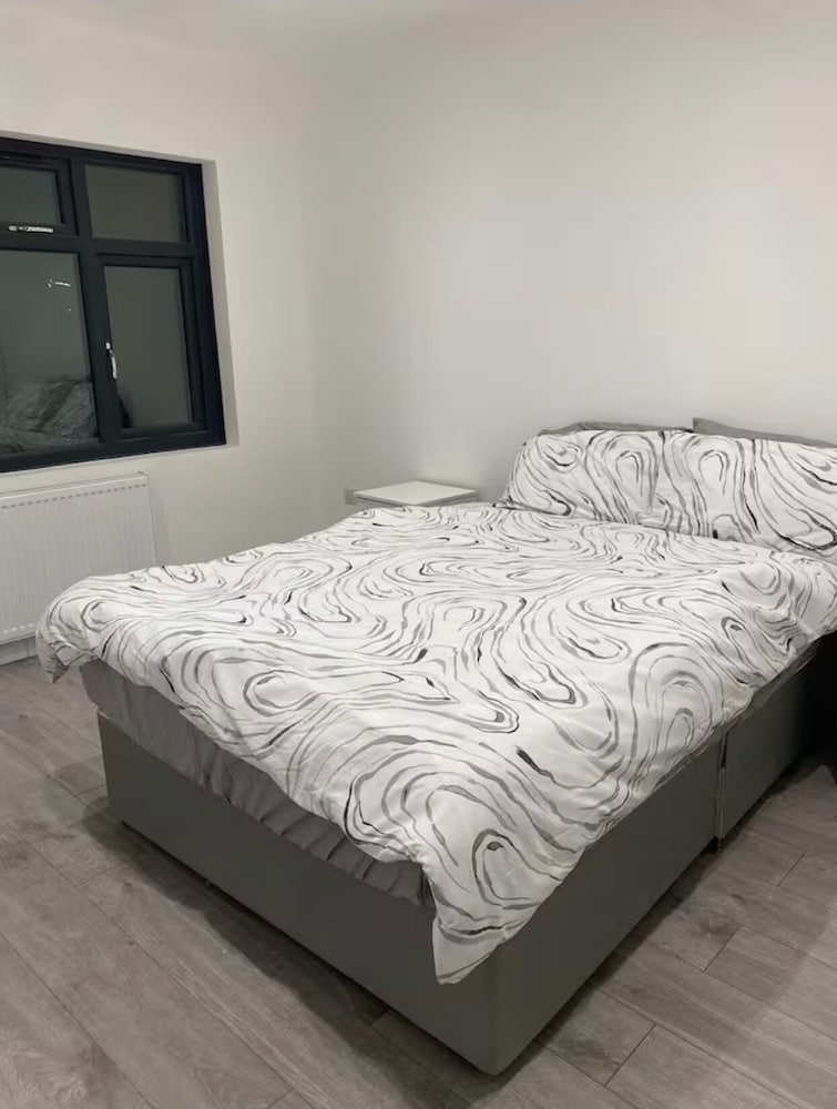 2 bed Sunny London Apartment - Sleeps 4 & Parking