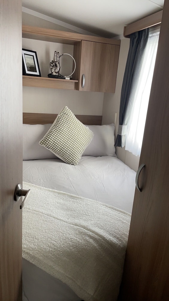 Remarkable 3-bed Caravan, Direct Beach Access view 3