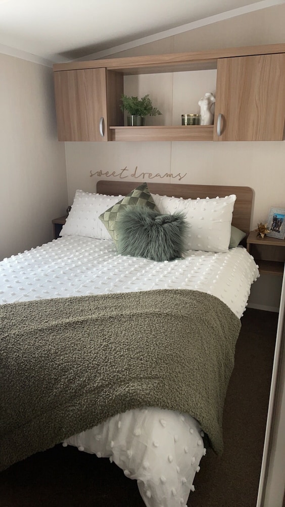 Remarkable 3-bed Caravan, Direct Beach Access view 4