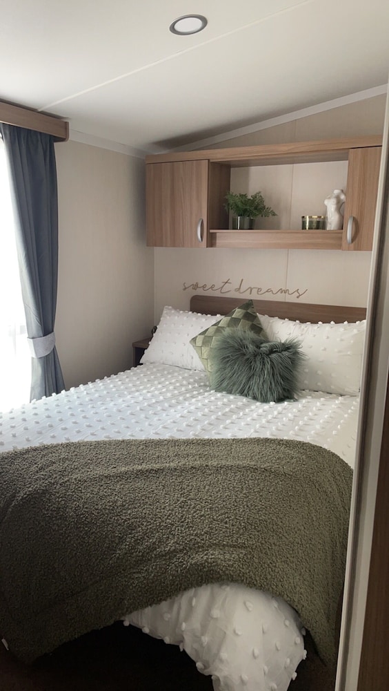 Remarkable 3-bed Caravan, Direct Beach Access view 5