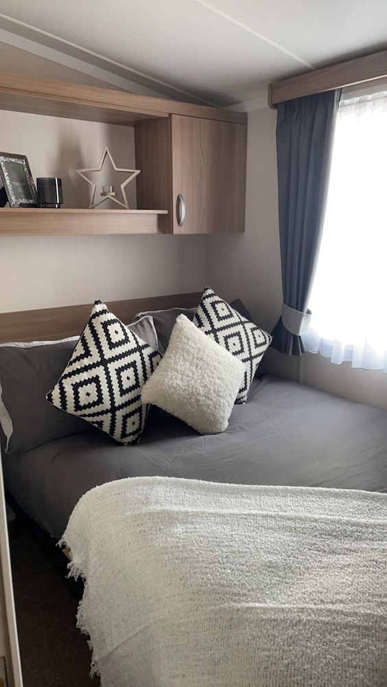 Remarkable 3-bed Caravan, Direct Beach Access view 2