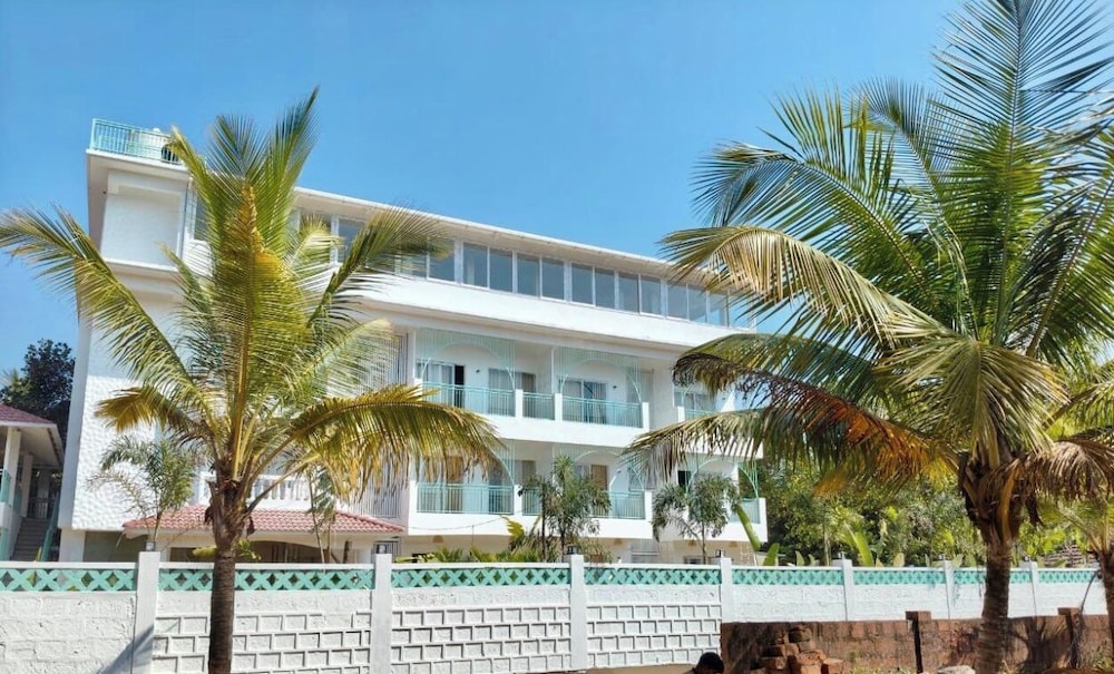 Yellowstone Resort Arambol