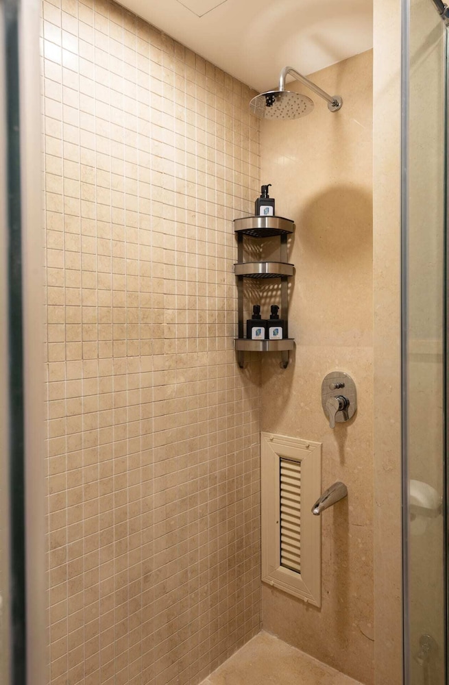 Xuru Stays I Exotic 1bdr w/ Outdoor Terrace Pool & Beach Access
