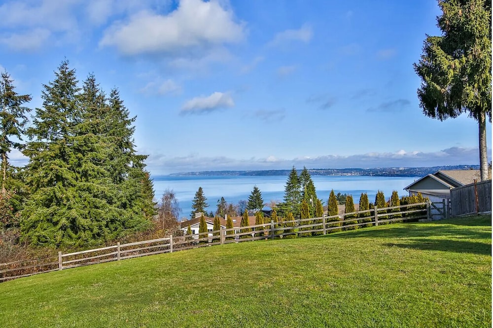 Relaxing Coastal Escape With Ocean Views 5 Bedroom Home