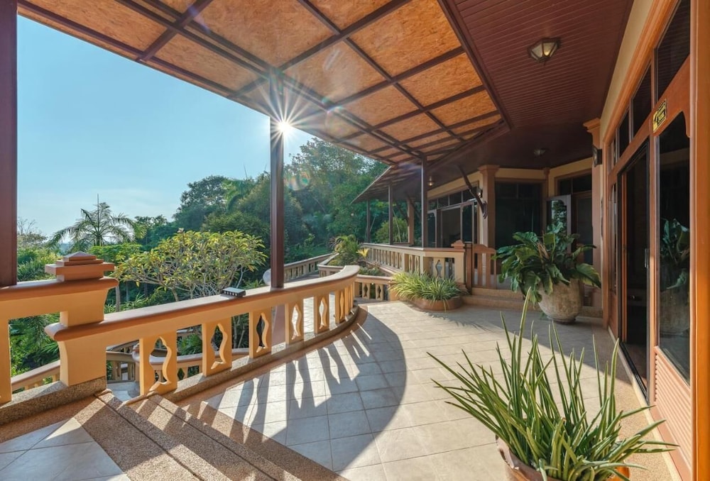 6BR Luxury Retreat in Layan Phuket V159