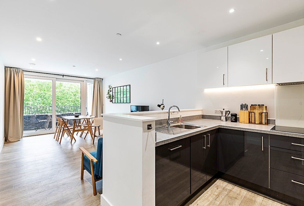 Modern 2-bed Flat With Terraces in Leyton