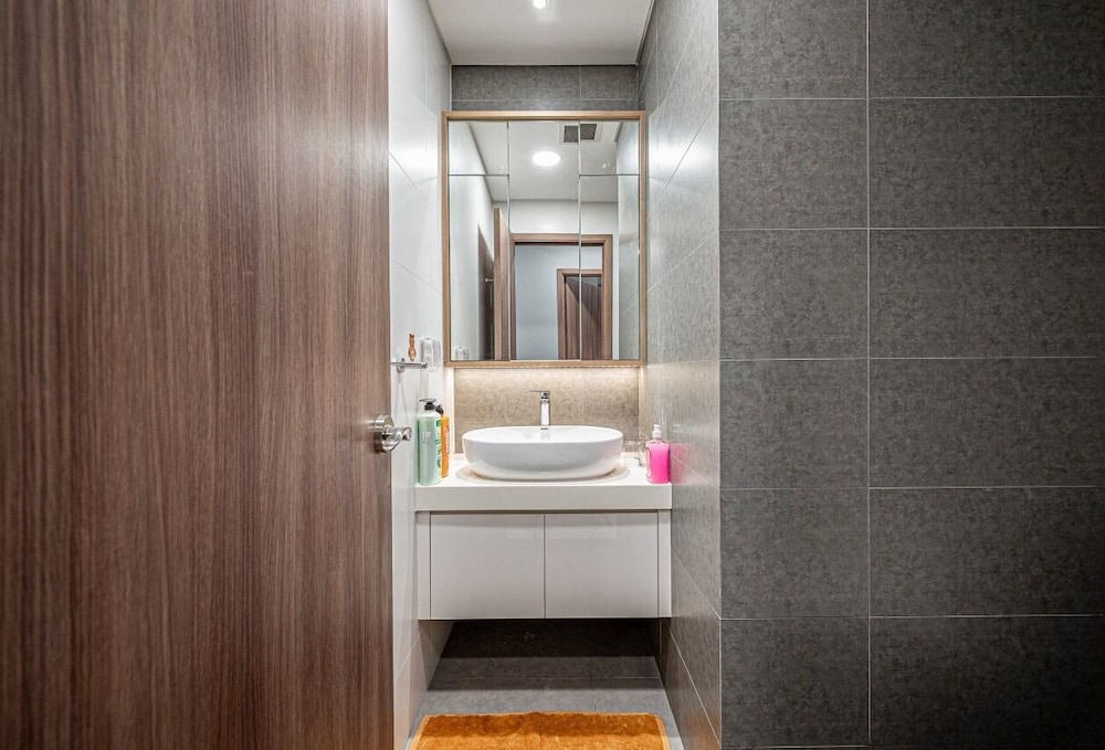 Luxury Sunwah Apartment near Landmark 81 - City View