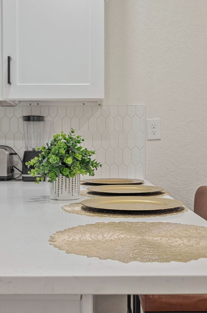 Glorius Amazing 2br/1ba Stay Near Lively Downtown!