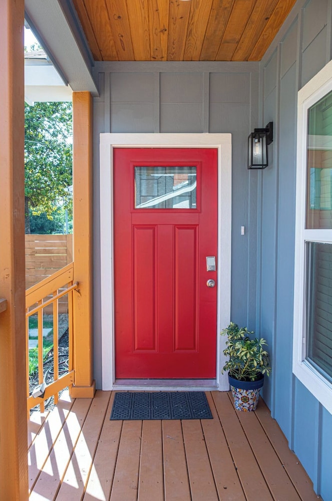 Enjoy 4br/3ba Comfort & Convenience Near Downtown!