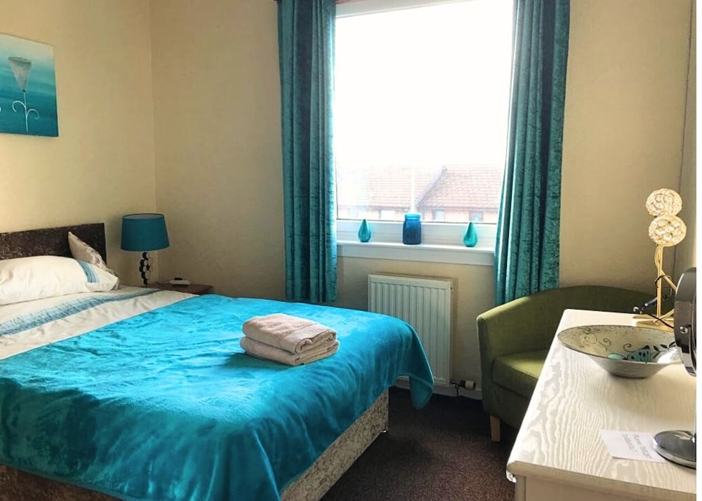 Central Falkirk 3 Bedroom Apartment view 2