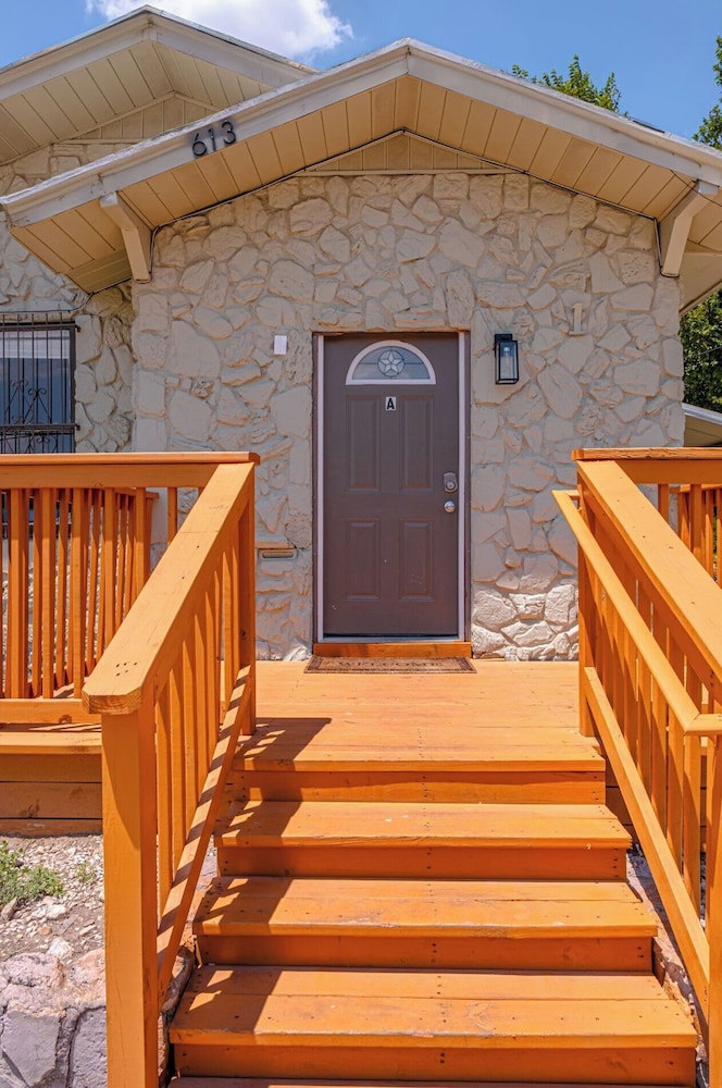 Glorius Amazing 2br/1ba Stay Near Lively Downtown!