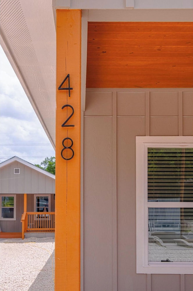 Vibrant 4br/3ba Oasis Near Happy Downtown!