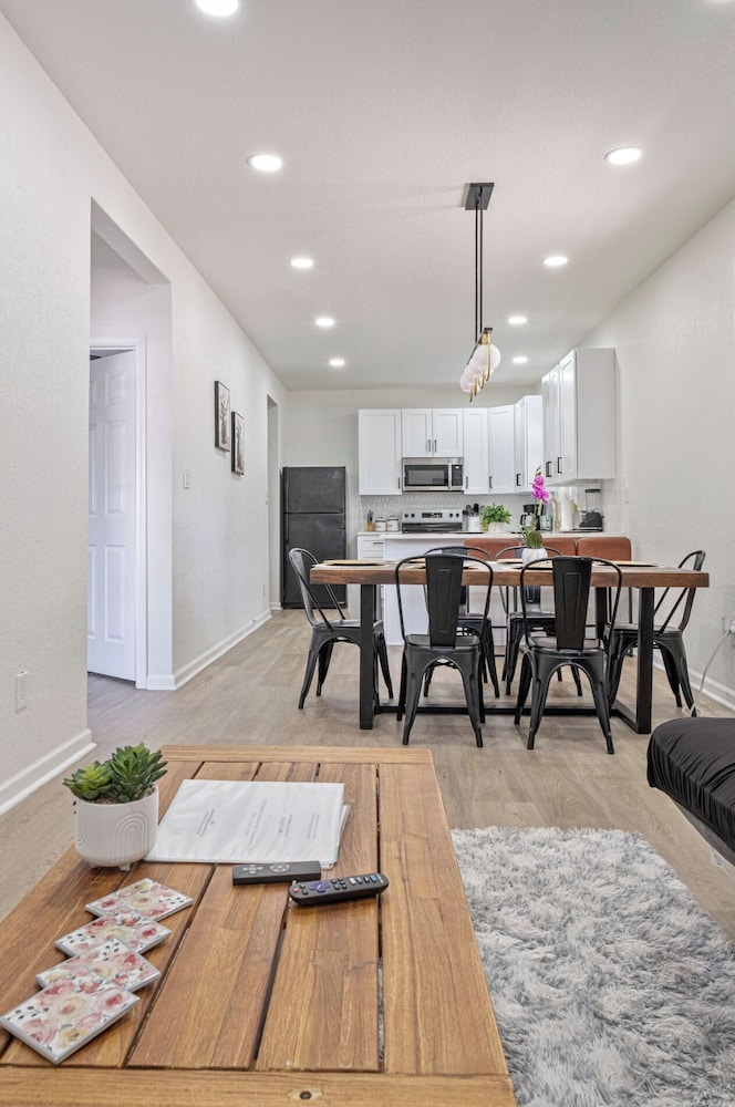 Glorius Amazing 2BR 1BA Stay Near Lively Downtown