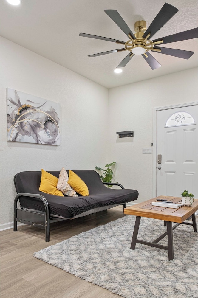Glorius Amazing 2br/1ba Stay Near Lively Downtown!