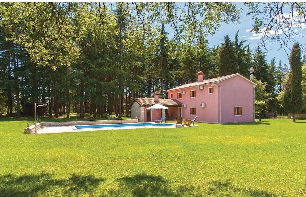 Stunning Home in Vrsar With Wifi and 3 Bedrooms view 4