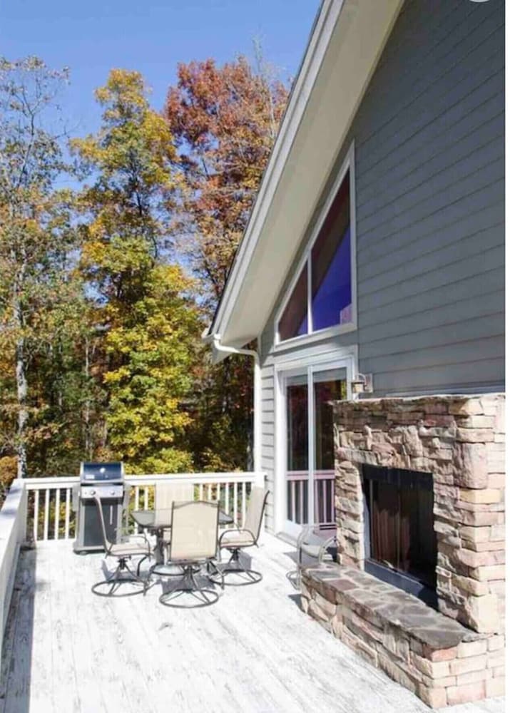 4BR Home Near Golf Course Mount Mitchell View