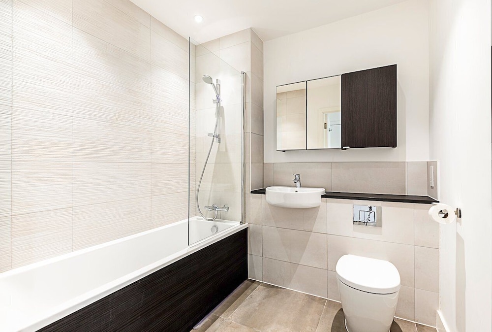 Modern 2-bed Flat With Terraces in Leyton